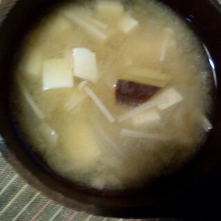 豆腐となすとえのきの味噌汁